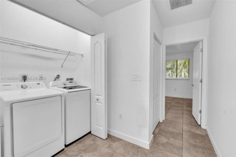 Townhouse in Miami Gardens, Florida 3 bedrooms, 128.02 sq.m. № 1990480 - photo 18