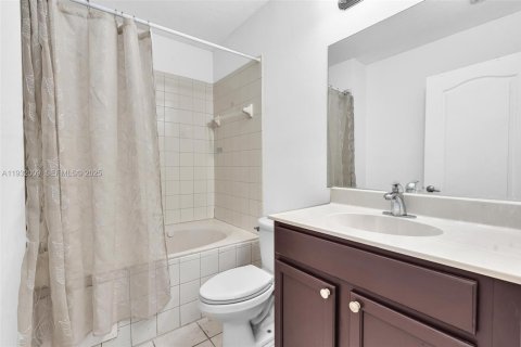 Townhouse in Miami Gardens, Florida 3 bedrooms, 128.02 sq.m. № 1990480 - photo 17