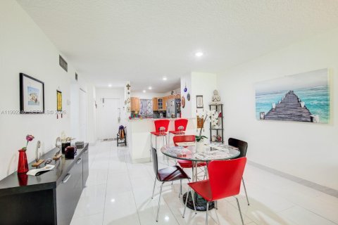 Condo in Lauderhill, Florida, 2 bedrooms  № 2056950 - photo 2