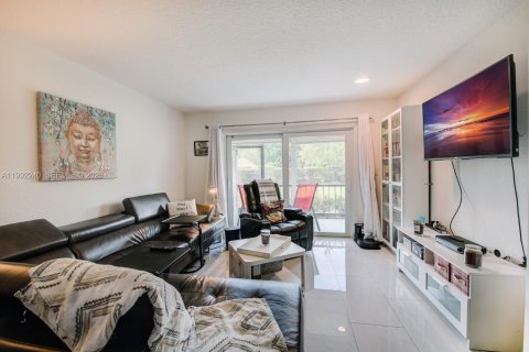 Condo in Lauderhill, Florida, 2 bedrooms  № 2056950