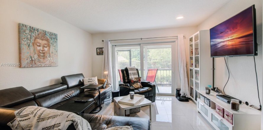 Condo in Lauderhill, Florida, 2 bedrooms  № 2056950