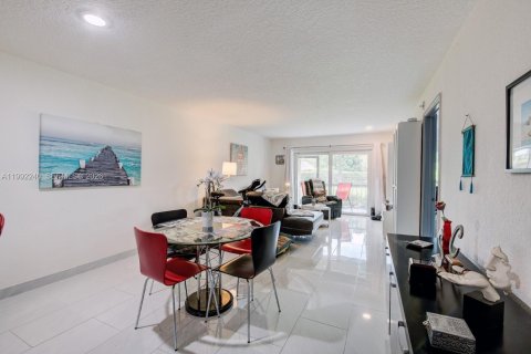 Condo in Lauderhill, Florida, 2 bedrooms  № 2056950 - photo 6