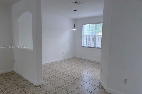 House in Doral, Florida 3 bedrooms, 153.38 sq.m. № 2076574 - photo 5