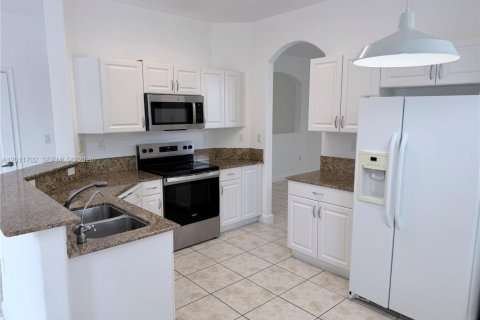 House in Doral, Florida 3 bedrooms, 153.38 sq.m. № 2076574 - photo 8