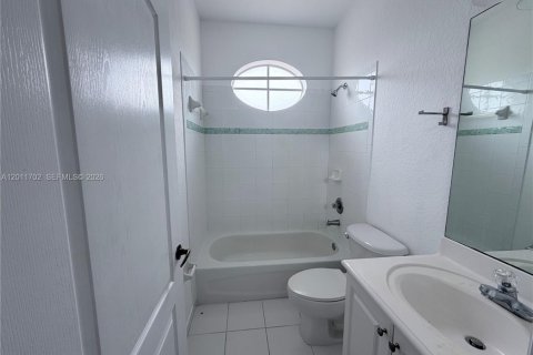 House in Doral, Florida 3 bedrooms, 153.38 sq.m. № 2076574 - photo 21