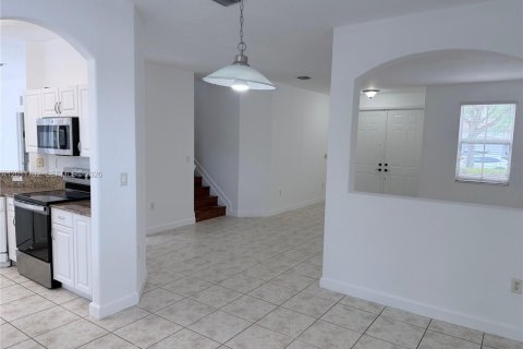 House in Doral, Florida 3 bedrooms, 153.38 sq.m. № 2076574 - photo 6