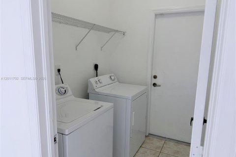 House in Doral, Florida 3 bedrooms, 153.38 sq.m. № 2076574 - photo 10