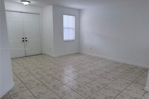 House in Doral, Florida 3 bedrooms, 153.38 sq.m. № 2076574 - photo 4