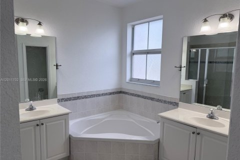 House in Doral, Florida 3 bedrooms, 153.38 sq.m. № 2076574 - photo 14