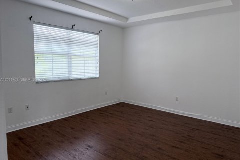 House in Doral, Florida 3 bedrooms, 153.38 sq.m. № 2076574 - photo 13