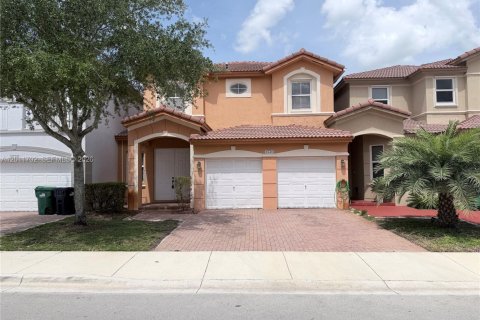 House in Doral, Florida 3 bedrooms, 153.38 sq.m. № 2076574