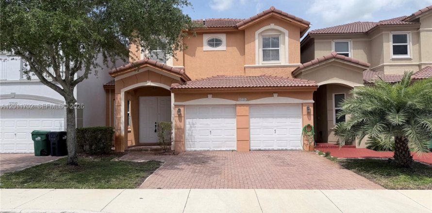 House in Doral, Florida 3 bedrooms, 153.38 sq.m. № 2076574