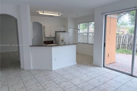 House in Doral, Florida 3 bedrooms, 153.38 sq.m. № 2076574 - photo 9