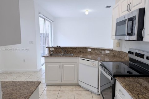 House in Doral, Florida 3 bedrooms, 153.38 sq.m. № 2076574 - photo 7