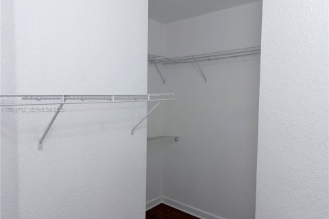 House in Doral, Florida 3 bedrooms, 153.38 sq.m. № 2076574 - photo 16