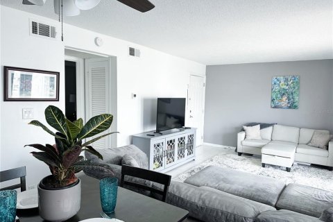 Condo in Saint Petersburg, Florida, 1 bedroom  № 1765759 - photo 7
