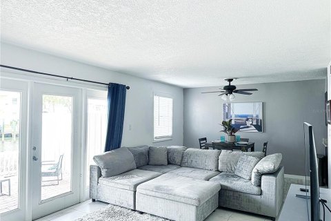 Condo in Saint Petersburg, Florida, 1 bedroom  № 1765759 - photo 3