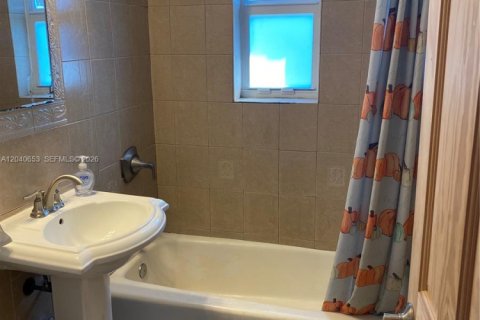 Casa en venta en Miami, Florida, 4 dormitorios, 158.4 m2 № 2087882 - foto 18