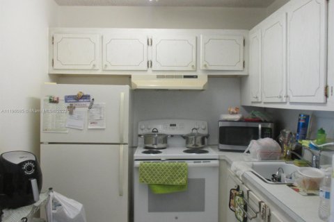 Condo in West Palm Beach, Florida, 1 bedroom № 2079525 - photo 5