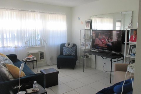 Condo in West Palm Beach, Florida, 1 bedroom № 2079525 - photo 3
