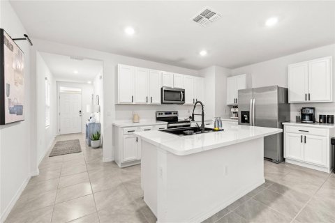 House in Davenport, Florida 3 bedrooms, 150.97 sq.m. № 2211640 - photo 3
