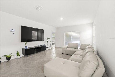 House in Davenport, Florida 3 bedrooms, 150.97 sq.m. № 2211640 - photo 19