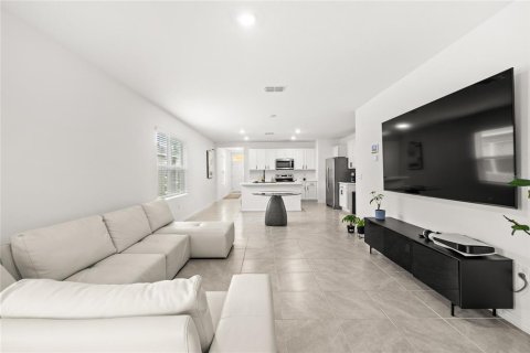 House in Davenport, Florida 3 bedrooms, 150.97 sq.m. № 2211640 - photo 2