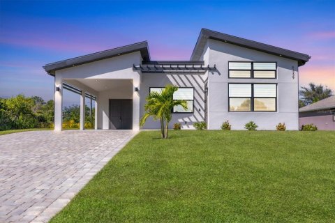 House in Port Charlotte, Florida 2 bedrooms, 111.58 sq.m. № 2116545