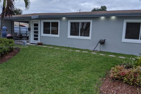 Villa ou maison à louer à Hollywood, Floride: 2 chambres, 104.52 m2 № 1975418 - photo 1