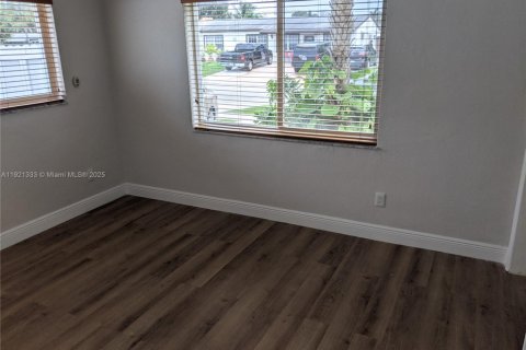 Villa ou maison à louer à Hollywood, Floride: 2 chambres, 104.52 m2 № 1975418 - photo 11