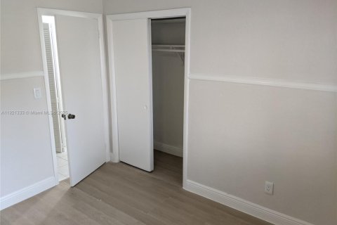 Villa ou maison à louer à Hollywood, Floride: 2 chambres, 104.52 m2 № 1975418 - photo 10