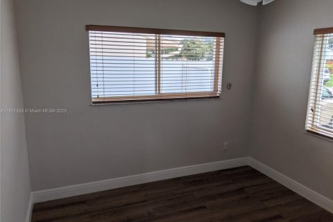 Villa ou maison à louer à Hollywood, Floride: 2 chambres, 104.52 m2 № 1975418 - photo 12