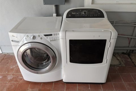 Villa ou maison à louer à Hollywood, Floride: 2 chambres, 104.52 m2 № 1975418 - photo 14