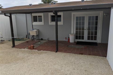 Villa ou maison à louer à Hollywood, Floride: 2 chambres, 104.52 m2 № 1975418 - photo 9