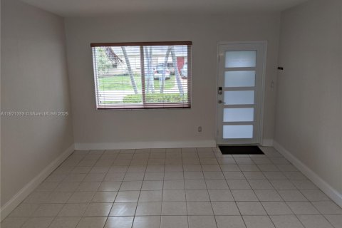 Villa ou maison à louer à Hollywood, Floride: 2 chambres, 104.52 m2 № 1975418 - photo 15