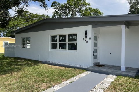 House in Port St. Lucie, Florida 2 bedrooms, 73.39 sq.m. № 1748050 - photo 1