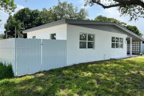 House in Port St. Lucie, Florida 2 bedrooms, 73.39 sq.m. № 1748050 - photo 2