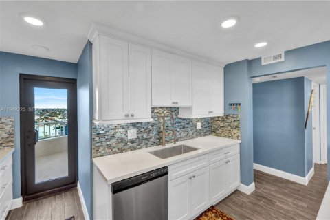 Condo in Marco Island, Florida, 2 bedrooms  № 2005104 - photo 13