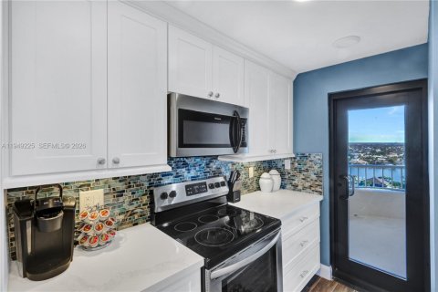 Condo in Marco Island, Florida, 2 bedrooms  № 2005104 - photo 11