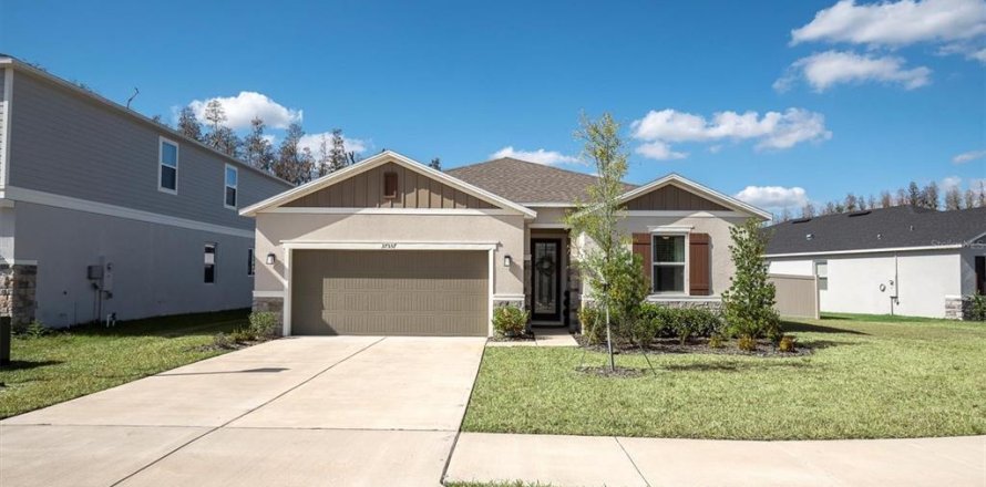 House in Zephyrhills, Florida 4 bedrooms, 184.23 sq.m. № 2120669