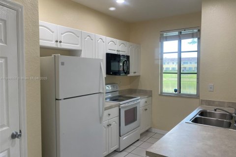 Condo in North Lauderdale, Florida, 2 bedrooms  № 1949573 - photo 1