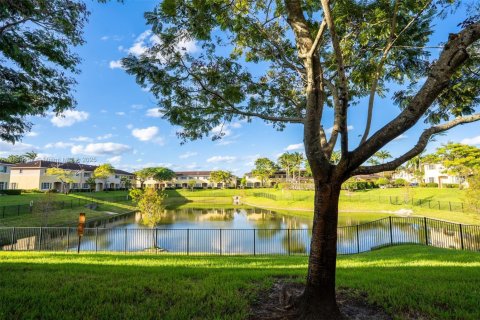 Condo in North Lauderdale, Florida, 2 bedrooms  № 1949573 - photo 30
