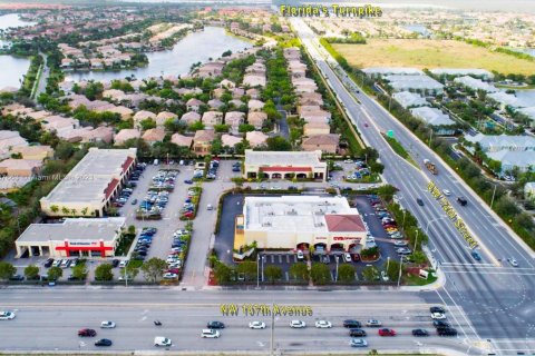 Propiedad comercial en venta en Doral, Florida № 1937794 - foto 1
