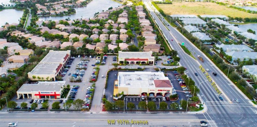 Commercial property in Doral, Florida № 1937794
