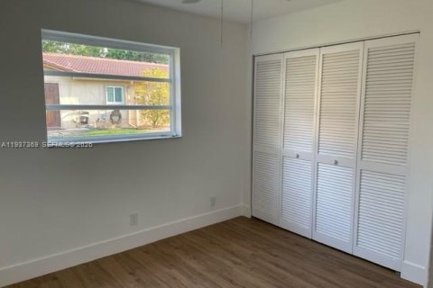 Снять в аренду виллу или дом в Корал-Спрингс, Флорида 4 спальни, 203.83м2, № 2017692 - фото 24