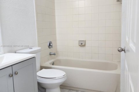Touwnhouse à louer à Homestead, Floride: 3 chambres, 132.2 m2 № 2077553 - photo 12