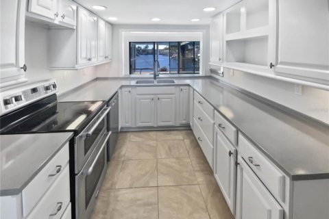 House in Hudson, Florida 2 bedrooms, 132.85 sq.m. № 1591779 - photo 6