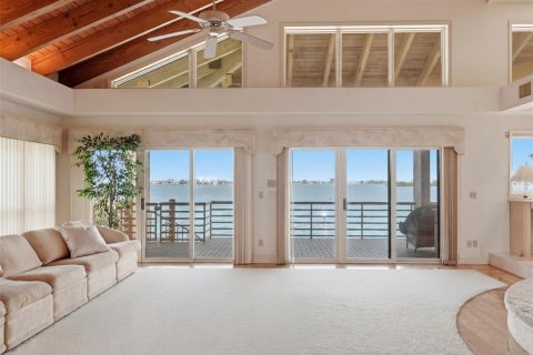 House in Gulfport, Florida 3 bedrooms, 386.01 sq.m. № 2236048 - photo 11