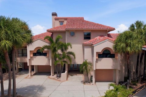 House in Gulfport, Florida 3 bedrooms, 386.01 sq.m. № 2236048