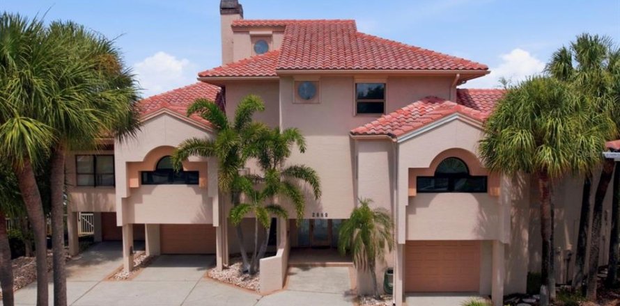 House in Gulfport, Florida 3 bedrooms, 386.01 sq.m. № 2236048